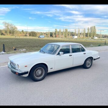 transport masina epoca din belgia pe platforma